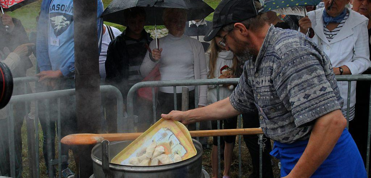Zakaczawie się bawi i wcina pierogi
