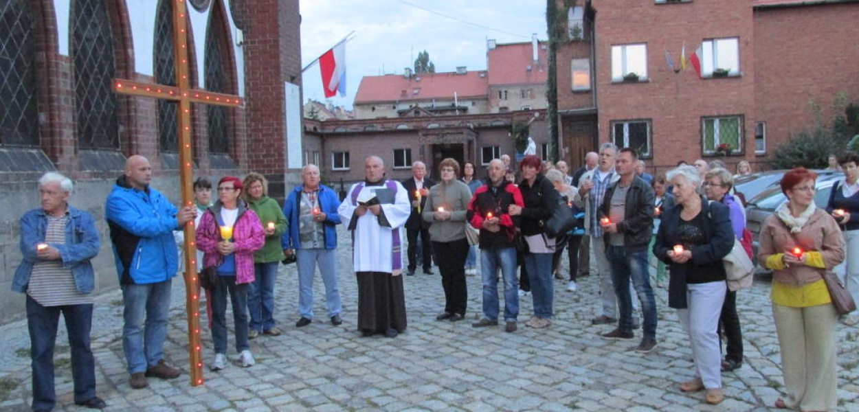 Niezwykła Droga Krzyżowa o trzeźwość legniczan