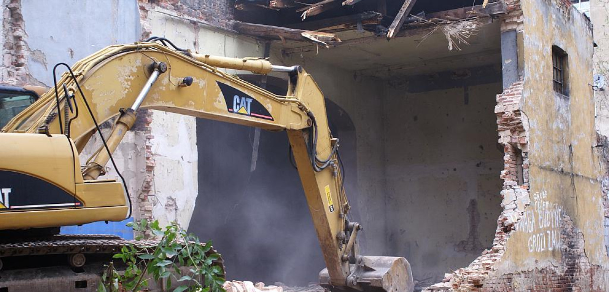 To już koniec kina „Kolejarz”. Ruszyła rozbiórka