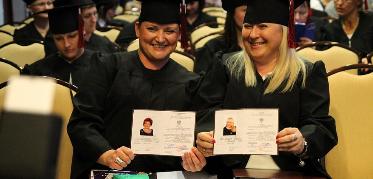 Absolwenci WSM odebrali swoje dyplomy