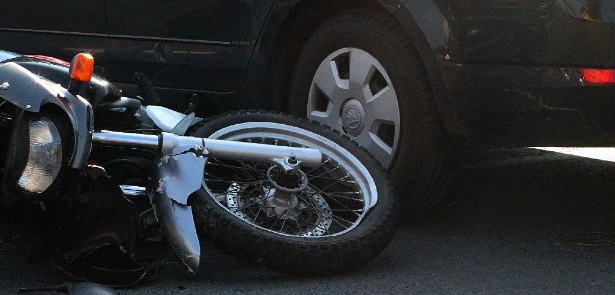 Zderzenie motocyklisty z osobówką