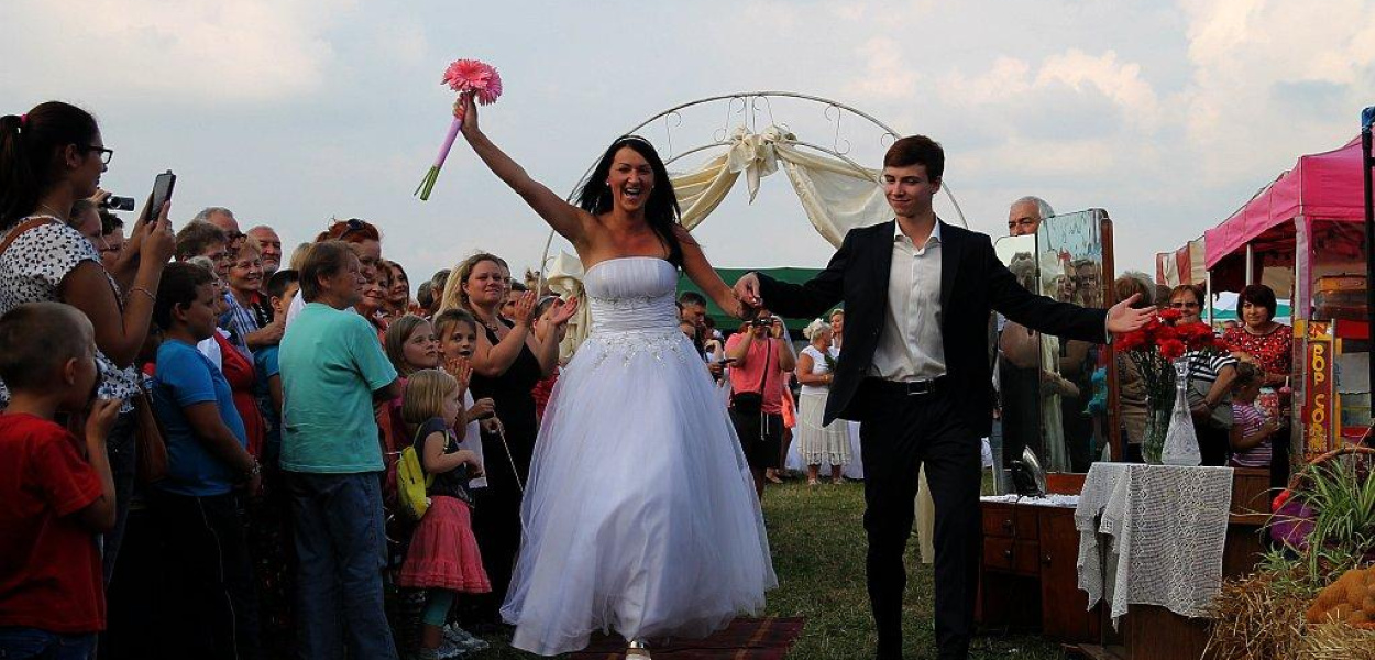 Ziemniaczane święto z welonem w tle