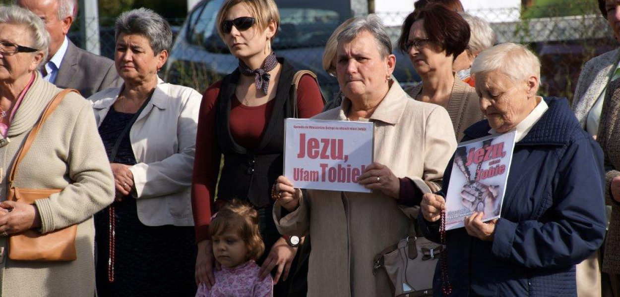 Publicznie odmówili Koronkę na ulicy w Legnicy