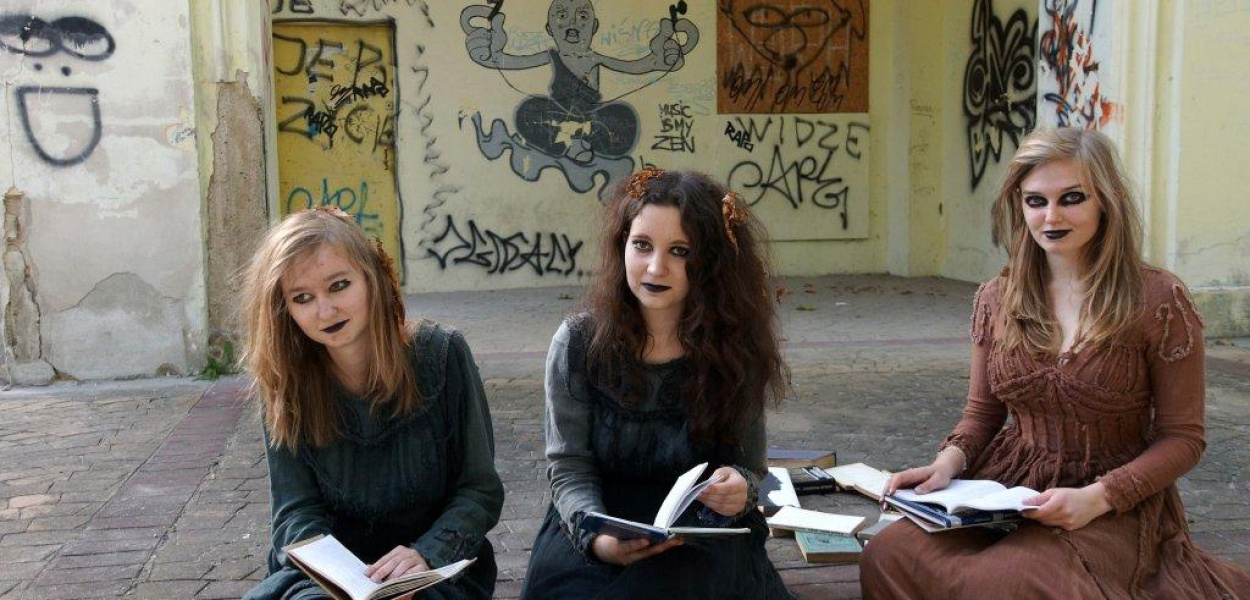 W parku zachęcają do czytania książek