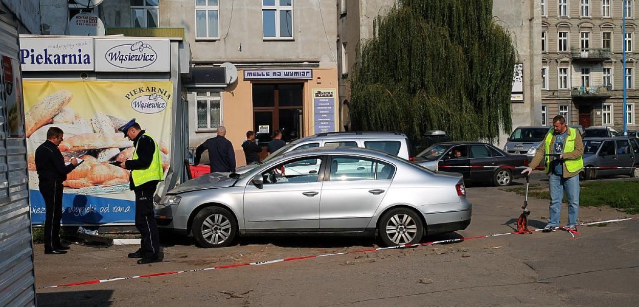 Potrącił pieszego, zniszczył sklep i uciekł