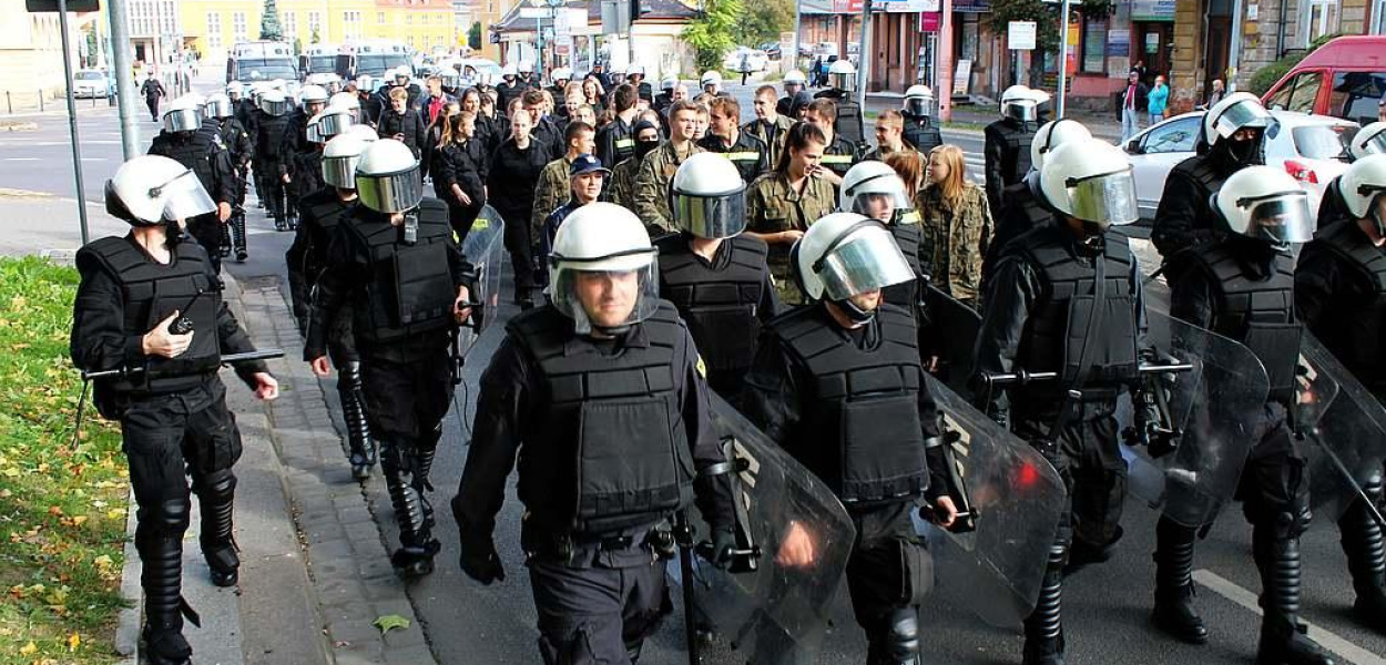 Konwój kibiców pod specjalnym nadzorem