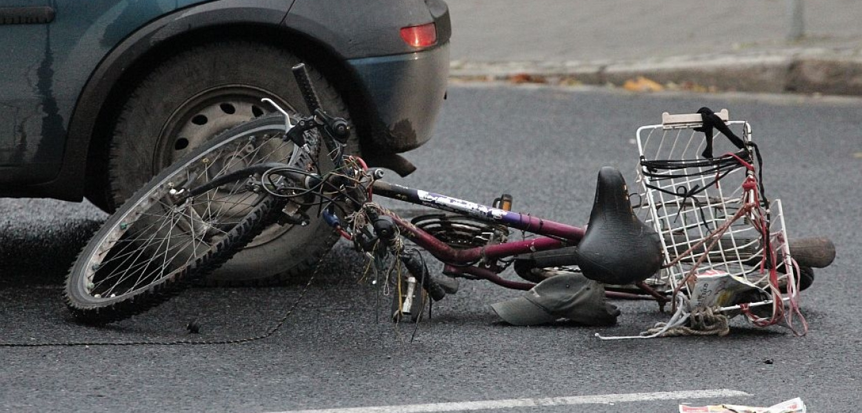 Rowerzysta wjechał w samochód. Jest ranny