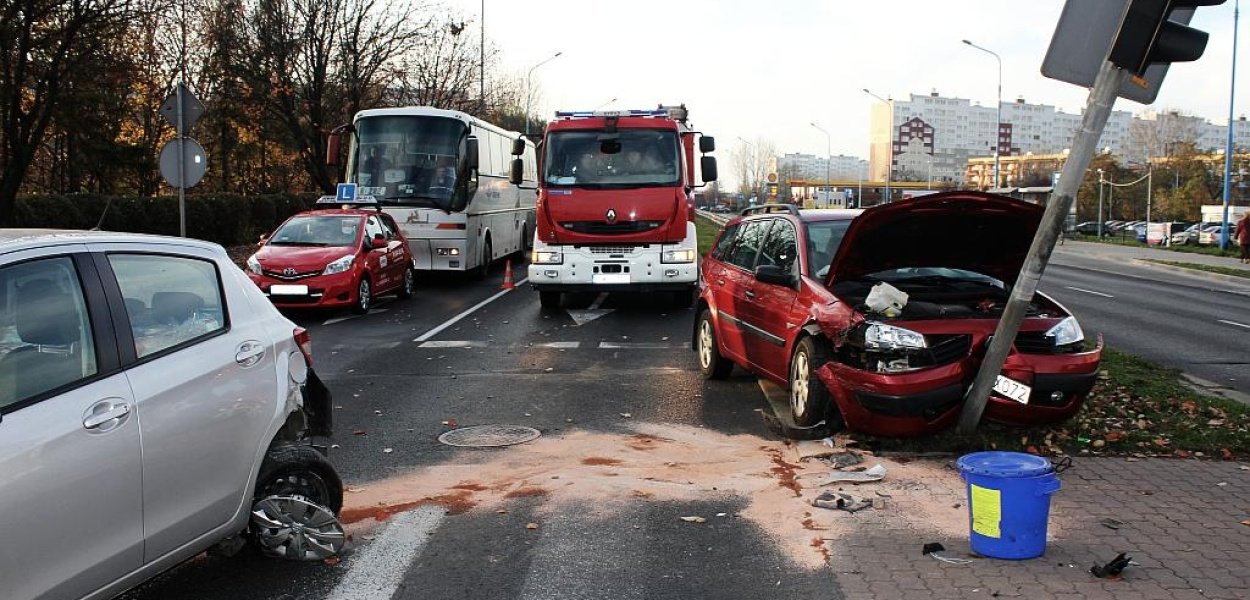 Najpierw w samochód, potem w sygnalizator