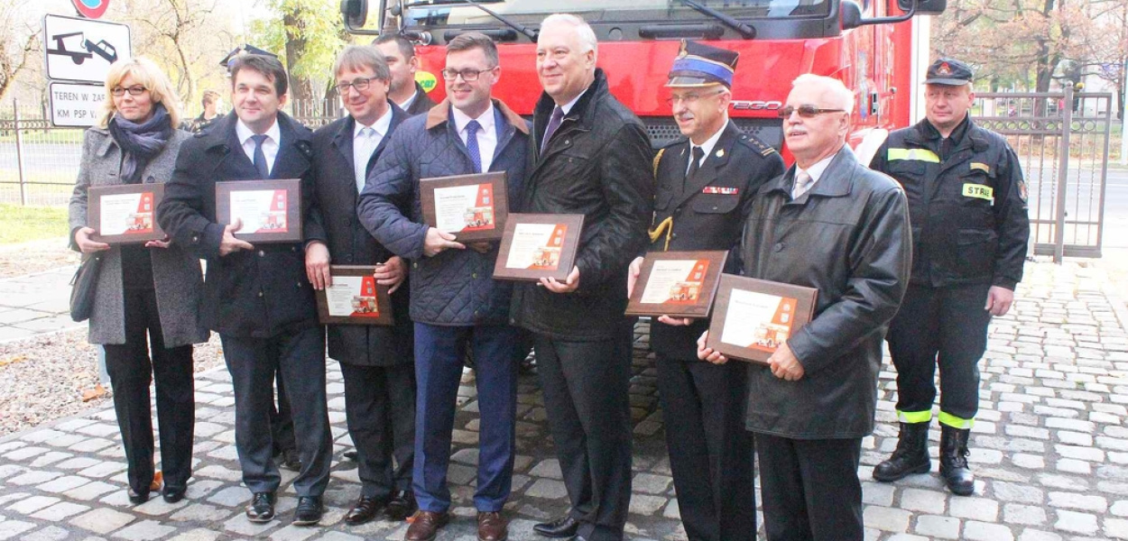 Strażacy pochwalili się nowym Mercedesem