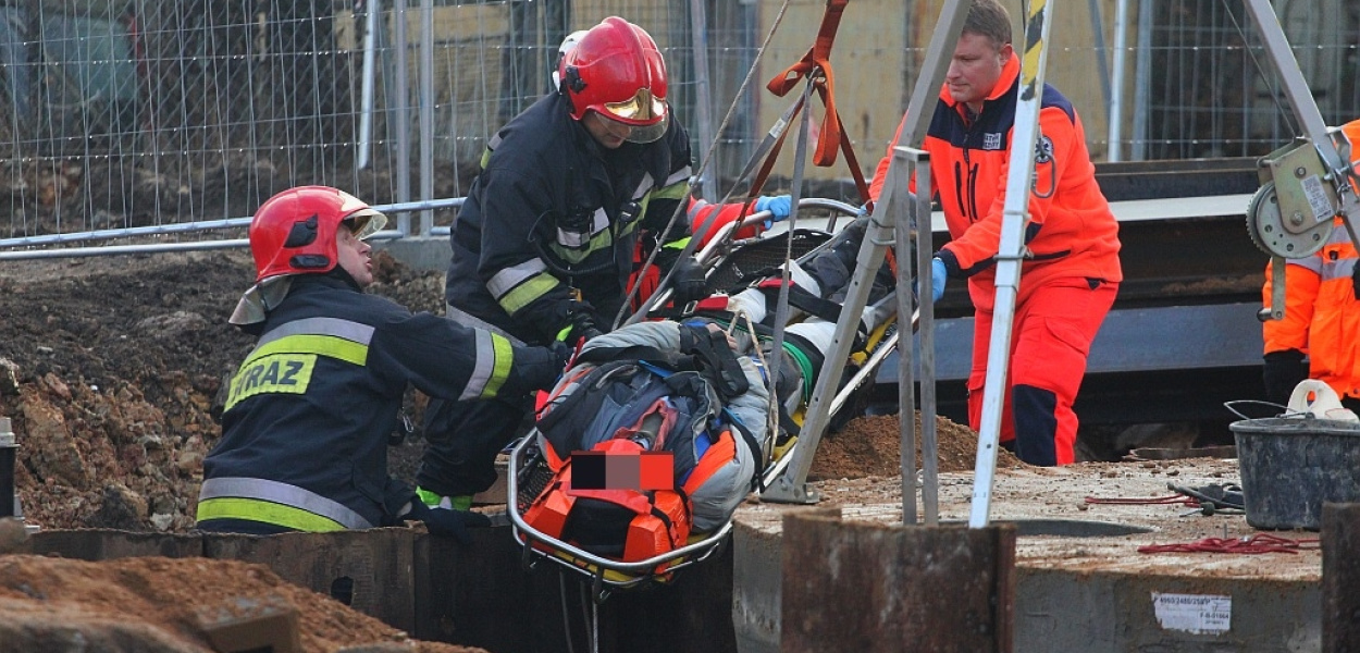 Wypadek na budowie. Robotnik wpadł do wykopu