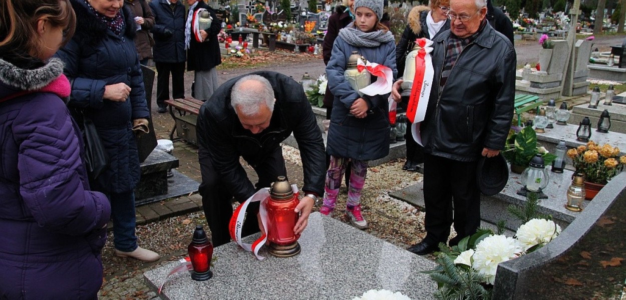 Jak co roku zapalili znicze na grobach powstańców