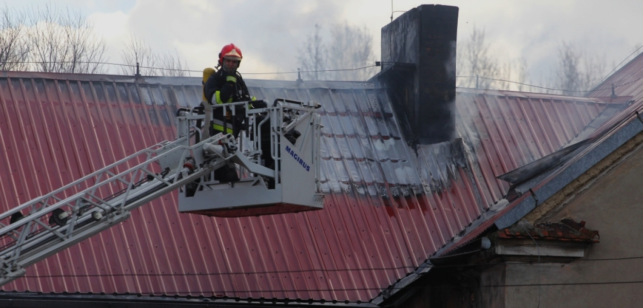 Pożar dachu w Lipcach. Trzy osoby ewakuowane
