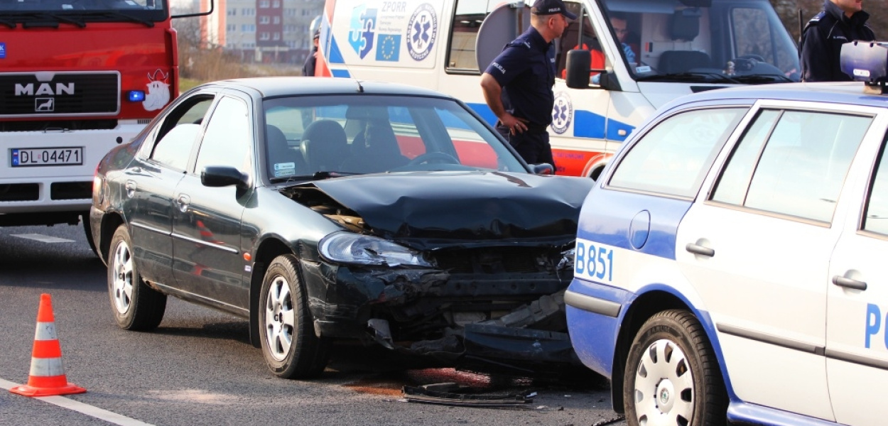 Na Piekarach zderzyły się trzy auta. Są ranni