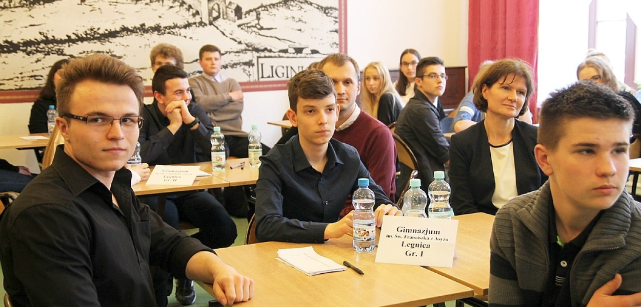 V LO językiem angielskim stoi