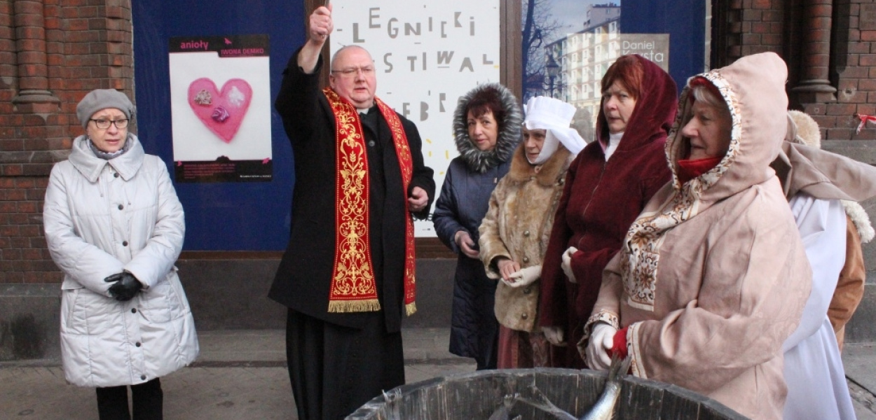 Chleb, śledzie i grosze w Rynku, jak tradycja nakazuje