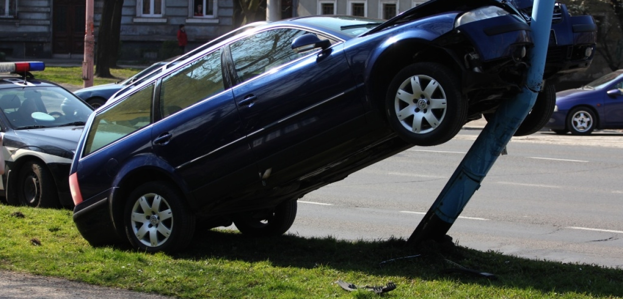 Wjechał na latarnię i zapłacił mandat