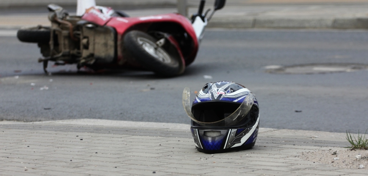 Motorowerzysta wjechał w busa