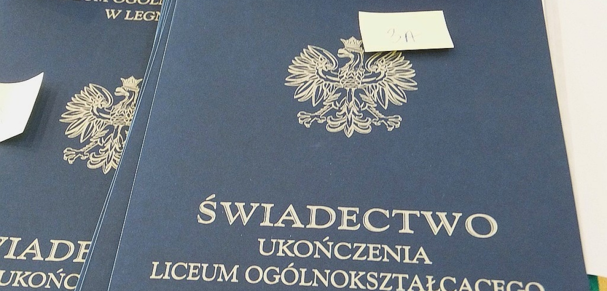 Odebrali świadectwa, ale do wakacji daleko