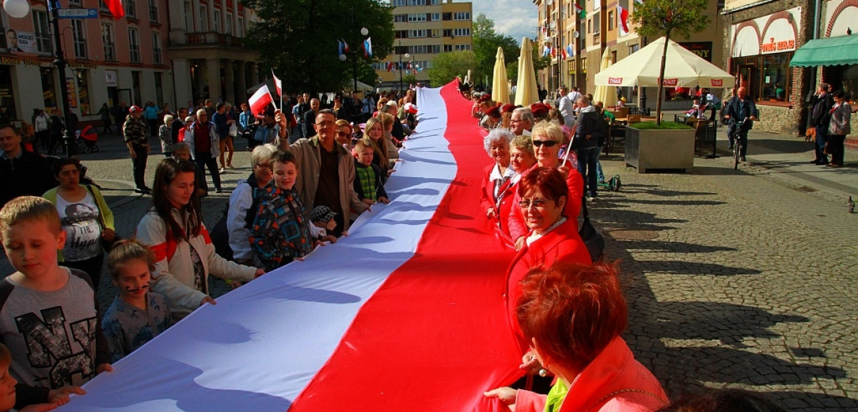 Napoleońska armia i stumetrowa flaga w Rynku
