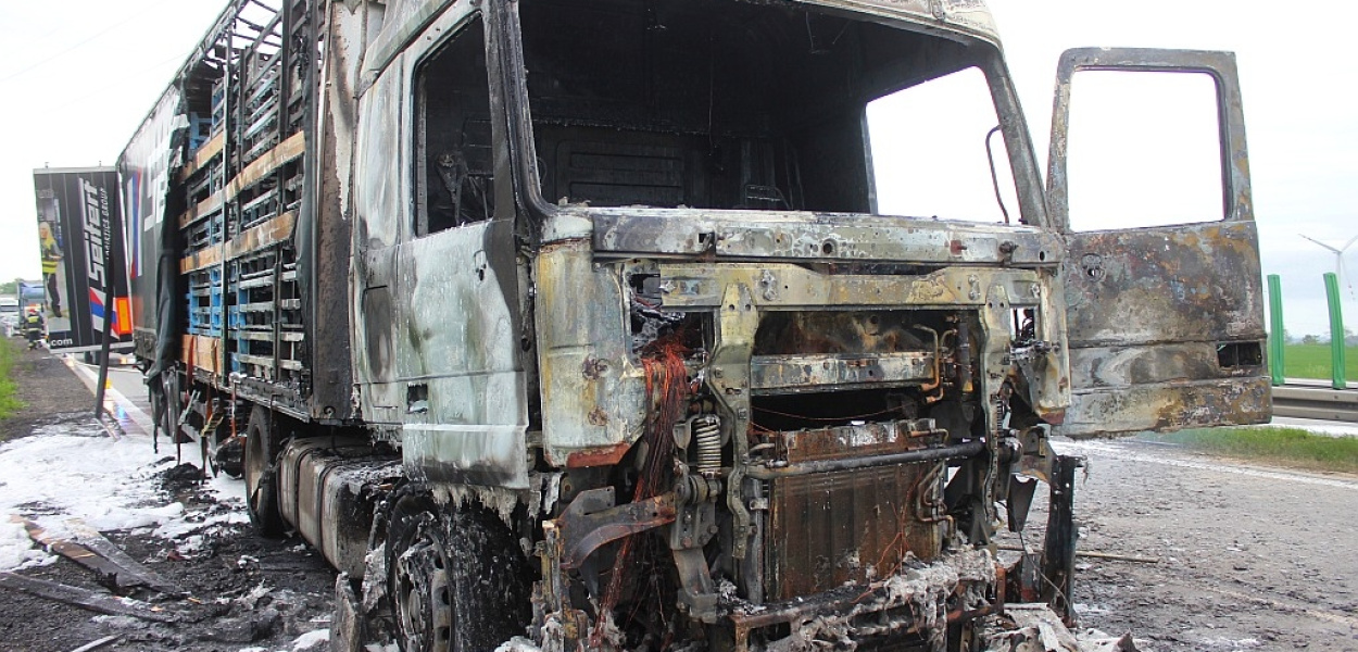 Płonąca ciężarówka na autostradzie