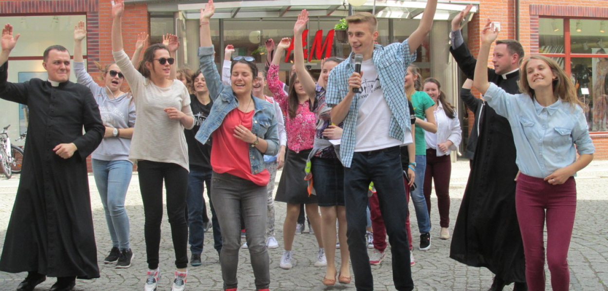 Legnicka młodzież zatańczyła dla Jana Pawła II