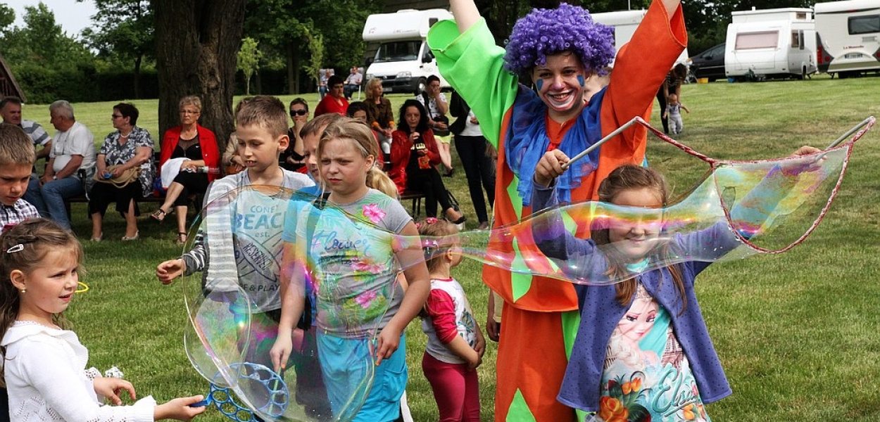 Wielka dziecięca feta na kempingu