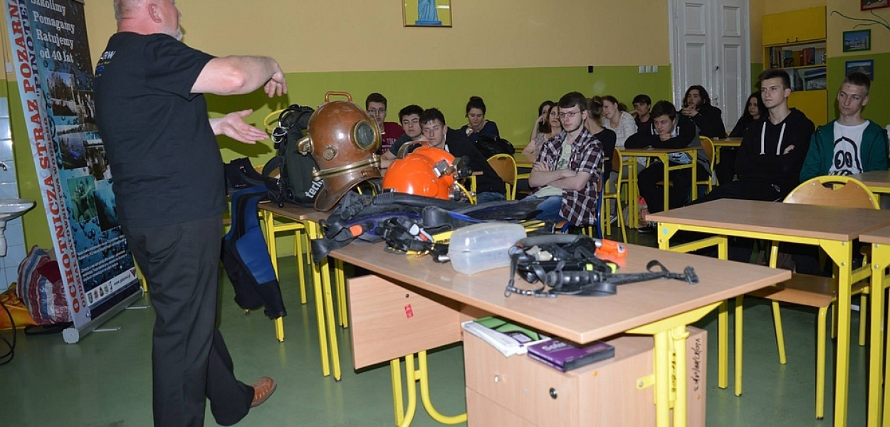 Nurkowie z Pinotera z wizytą u licealistów