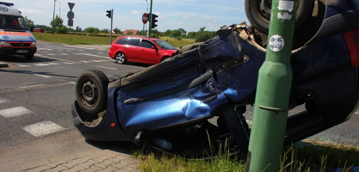 Groźny wypadek na rondzie na Piekarach