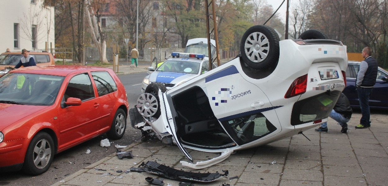Dachowanie na Lotniczej. Dwie osoby ranne