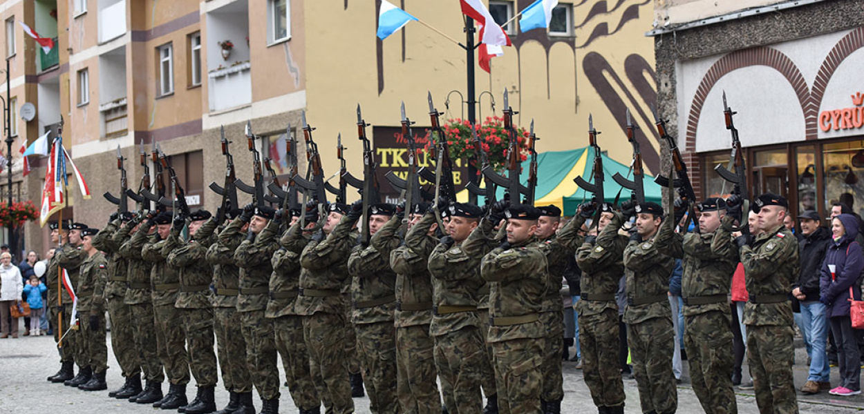 Klasy mundurowe ślubowały na płycie Rynku