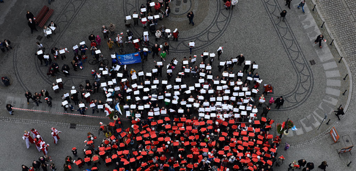 Żywa flaga, tysiące balonów i kwiaty we włosach