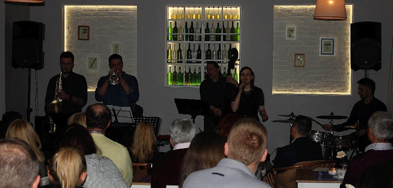 Śpiewając o miłości budziła legnicką sypialnię