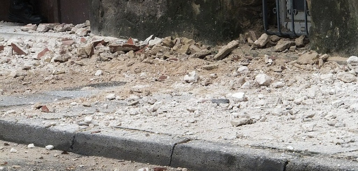 Runął gzyms z kamienicy przy ulicy Wjazdowej 