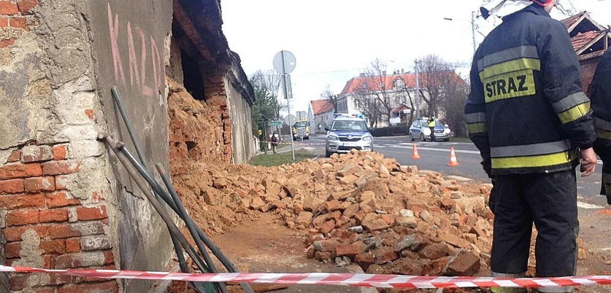 Ściana murowanej stodoły runęła na chodnik i ulicę