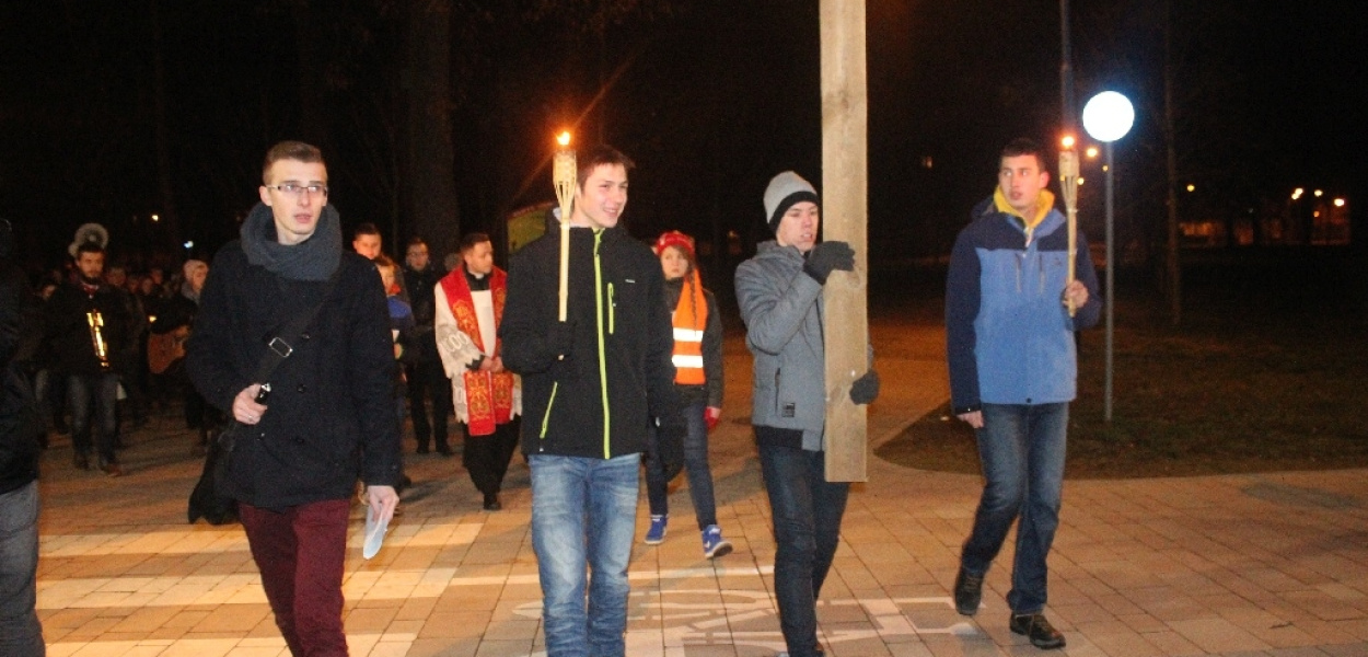 Droga krzyżowa przeszła parkowymi alejkami