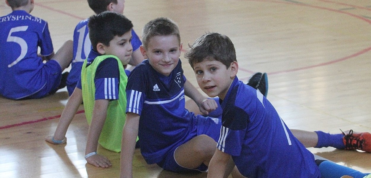 Najmłodsi piłkarze zagrali dla Karoliny i Bartka