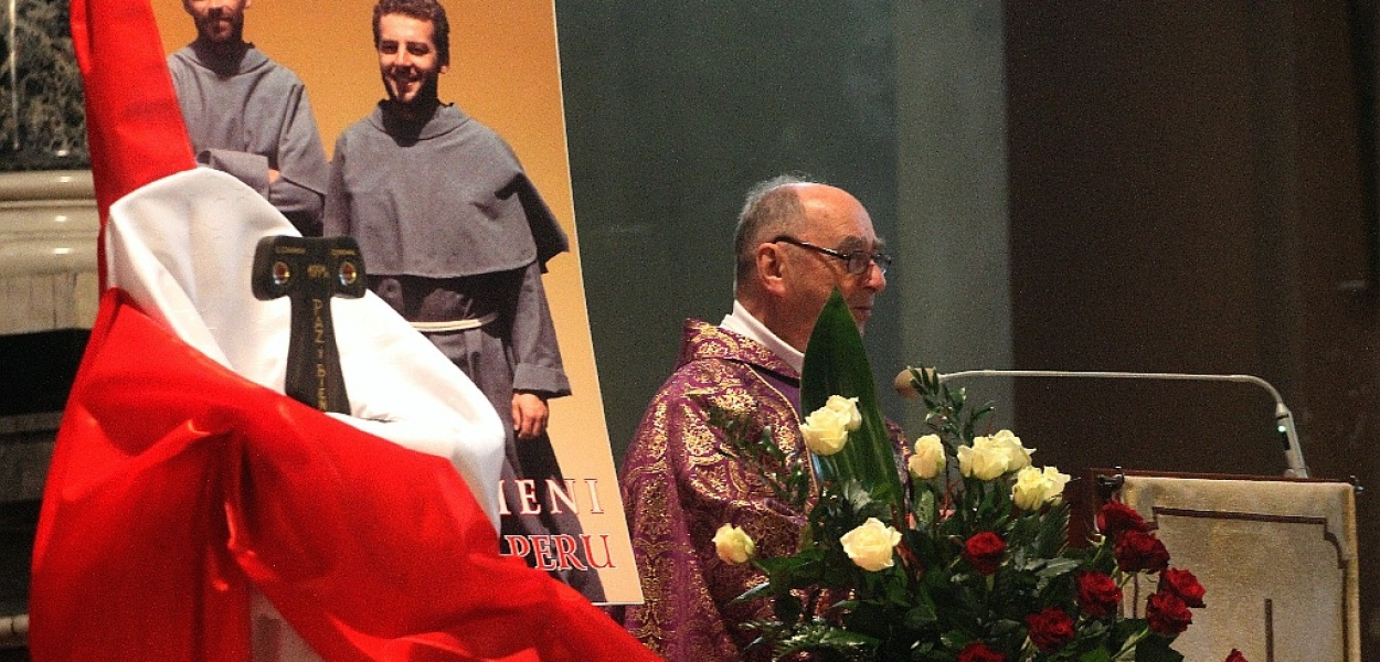 Wierni otrzymali obrazki z relikwiami zakonników