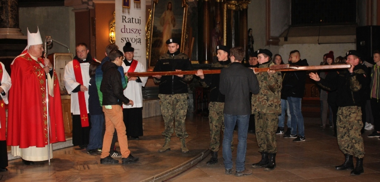 Droga krzyżowa z symbolami Światowych Dni Młodzieży