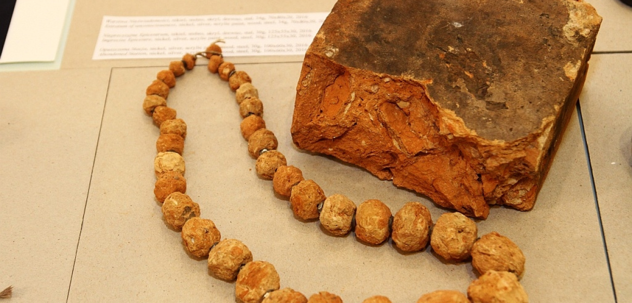 Ciemna i jasna strona miasta w biżuterii