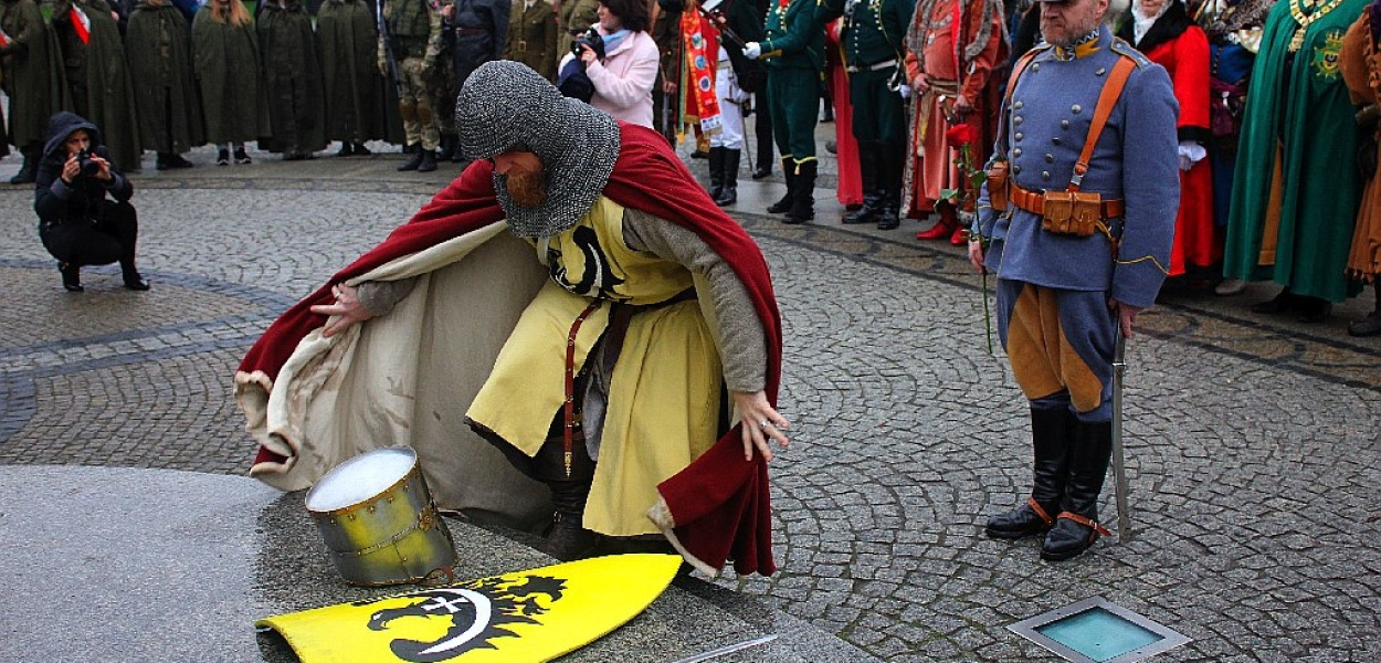 Niecodzienna inscenizacja w centrum Legnicy
