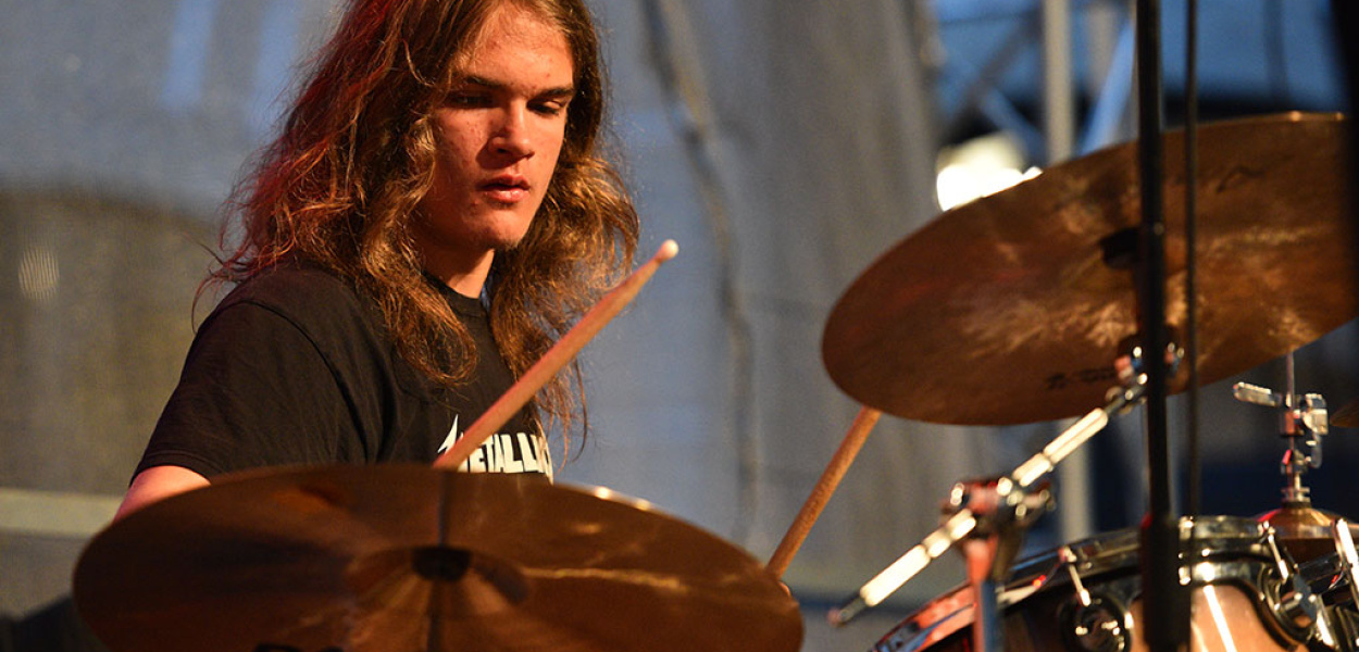 Fobia „kuła ciężki metal” na dziedzińcu akademii