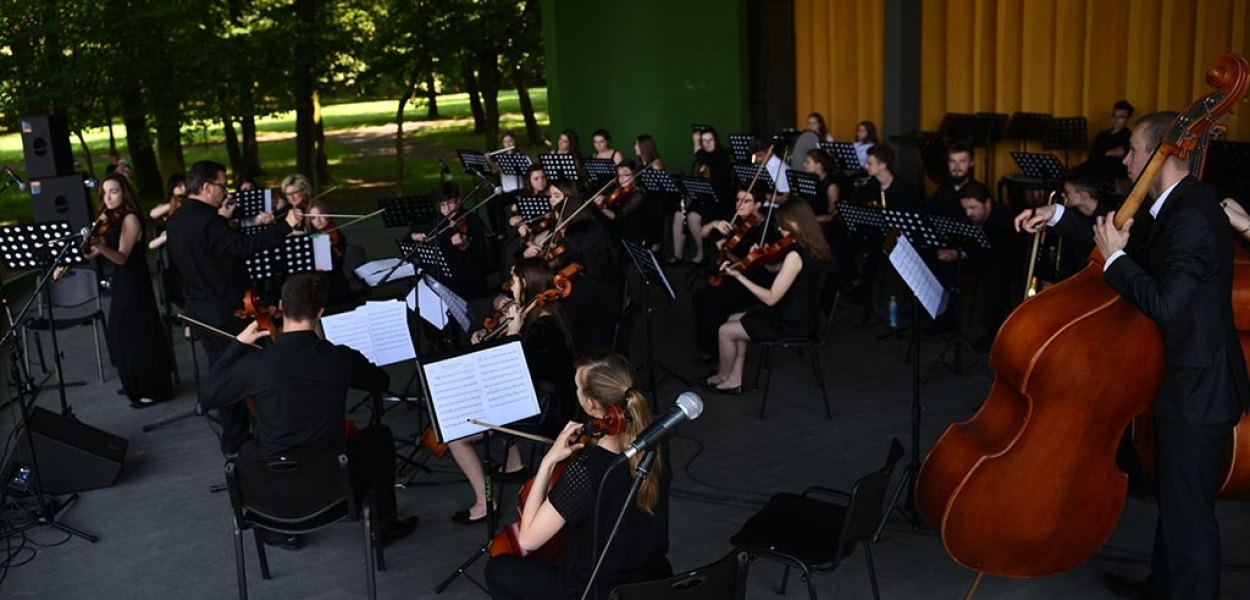 Bilse opuścił salony i wyruszył do parku