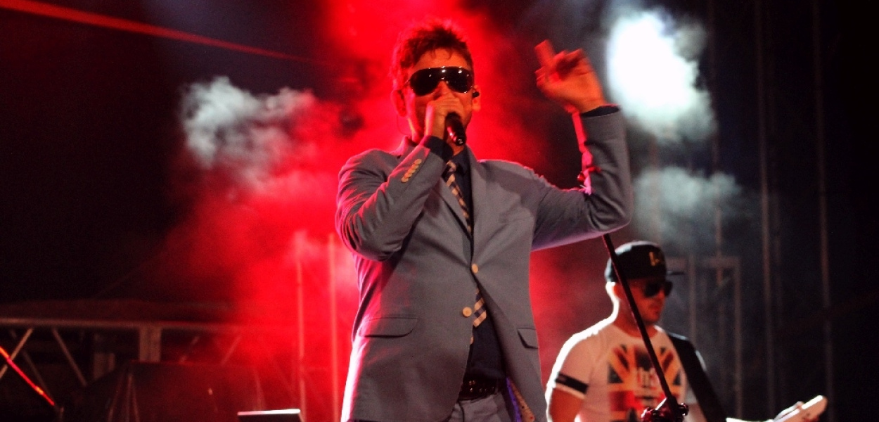 Wszyscy na lotnisku śpiewają przeboje Papa D.