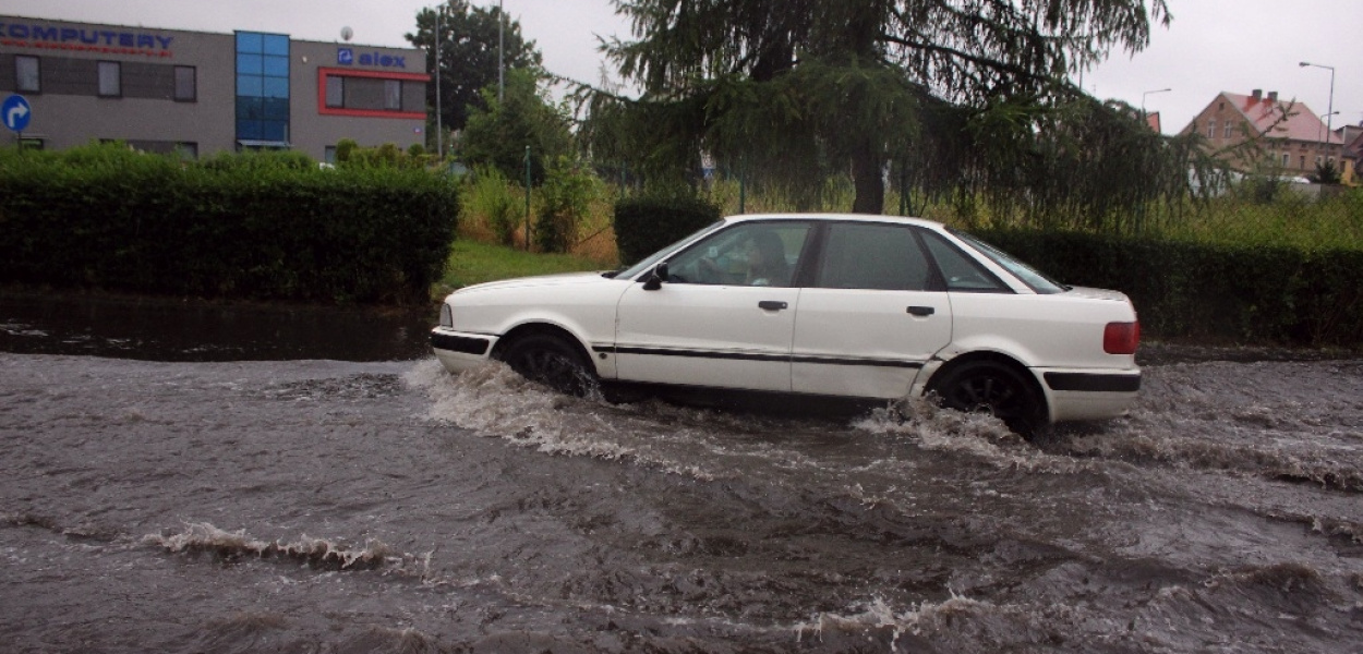 Legnica w strugach deszczu. Ulice i budynki podtopione