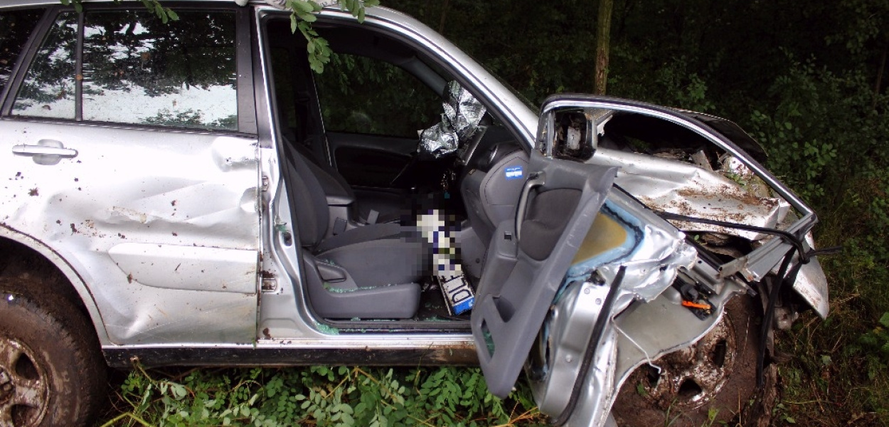 Dachowanie w Rogoźniku. Trzy osoby w szpitalu