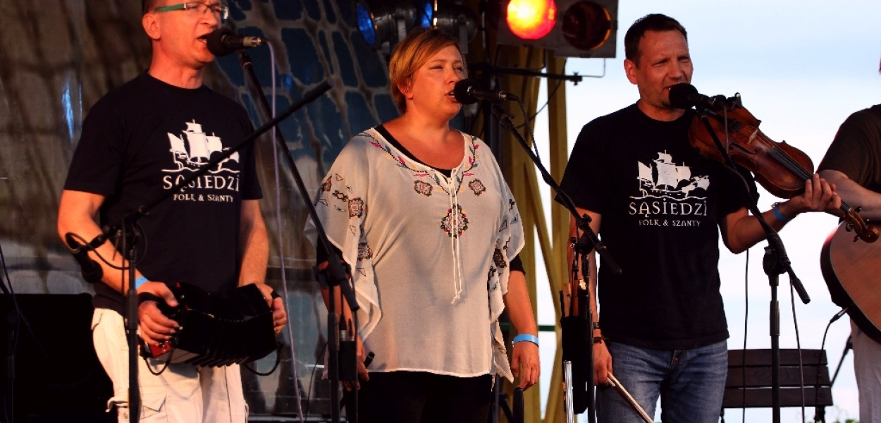 Szanty trwają, mimo zmiennej pogody muzyka wspaniała