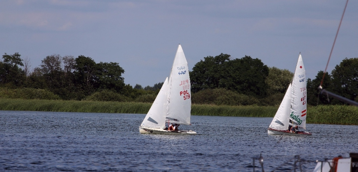 Najlepsi żeglarze z pucharami wójta Tersy