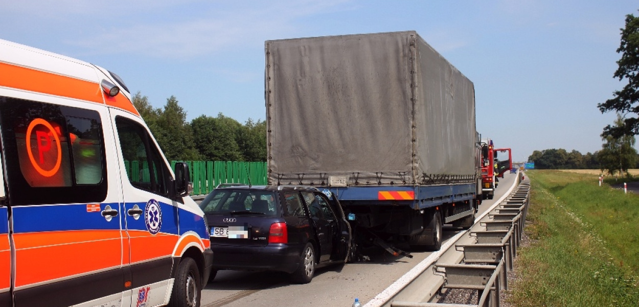 Wypadek na A4: Wjechała audi pod ciężarówkę