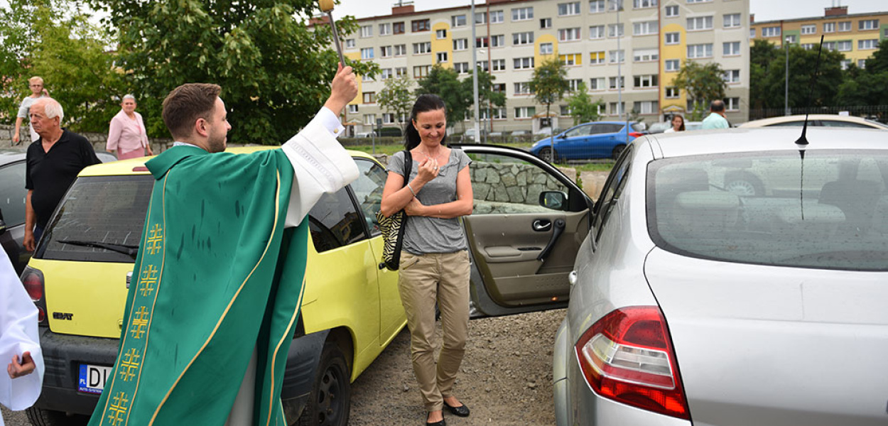 Samochody skropione święconą wodą