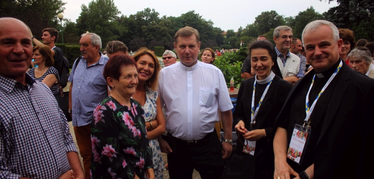 Wiele języków świata. Jeden wspólny mianownik Bóg